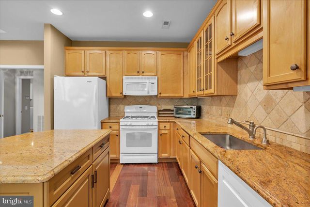 10 WESTFORD DR, Medford, NJ 08055