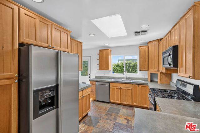 816 N Mansfield Avenue, Los Angeles, CA 90038