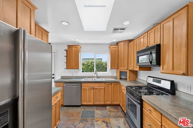 816 N Mansfield Avenue, Los Angeles, CA 90038