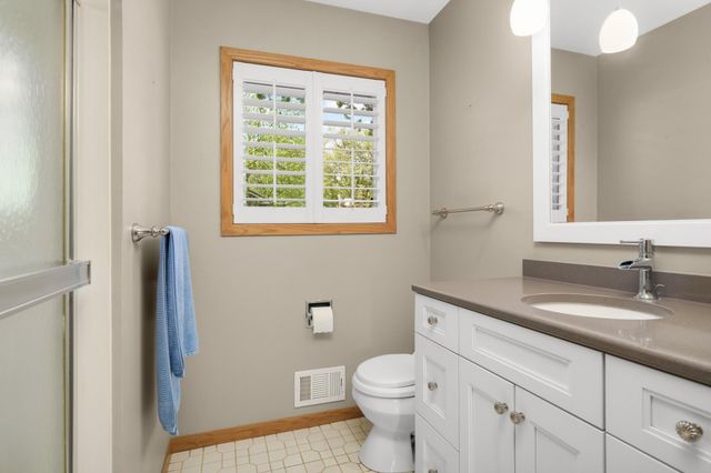 70 Kingsview Lane N, Plymouth, MN 55447