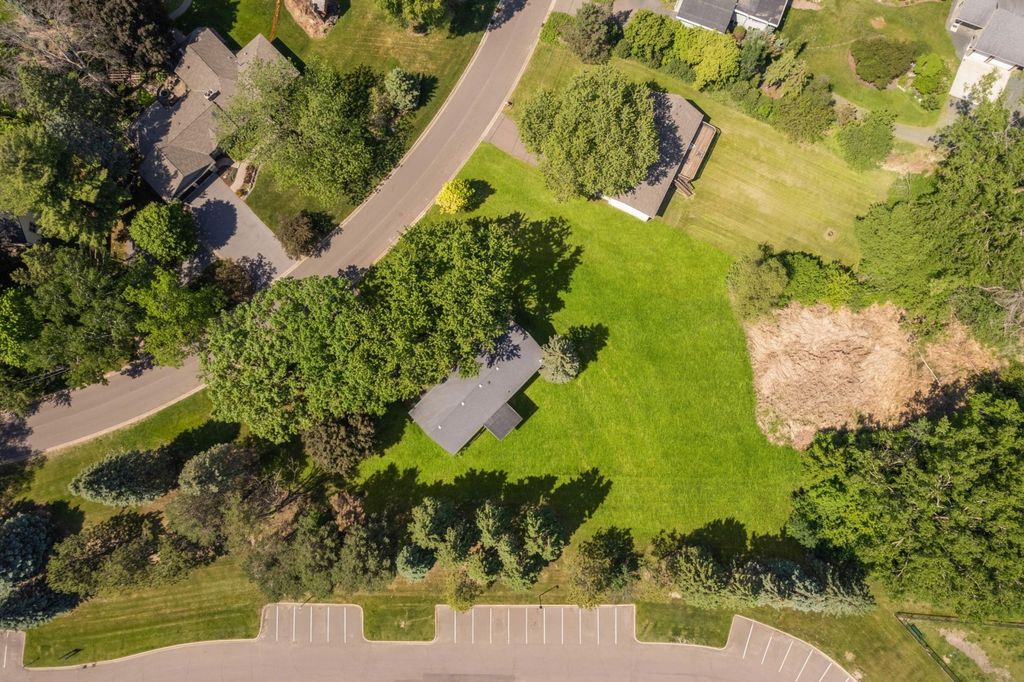 70 Kingsview Lane N, Plymouth, MN 55447