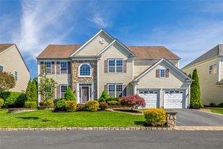 33 Avolet Court, Mount Sinai, NY 11766