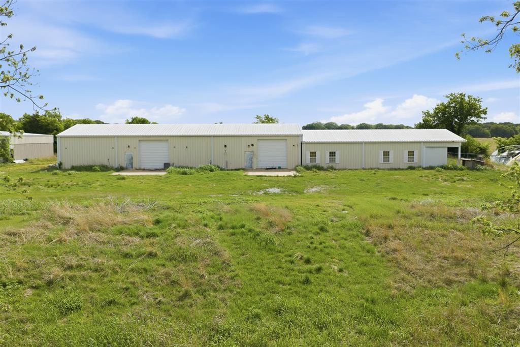 Image 11 of property listing at 9721 Red Gate Ranch Road, Wynnewood, OK 73098