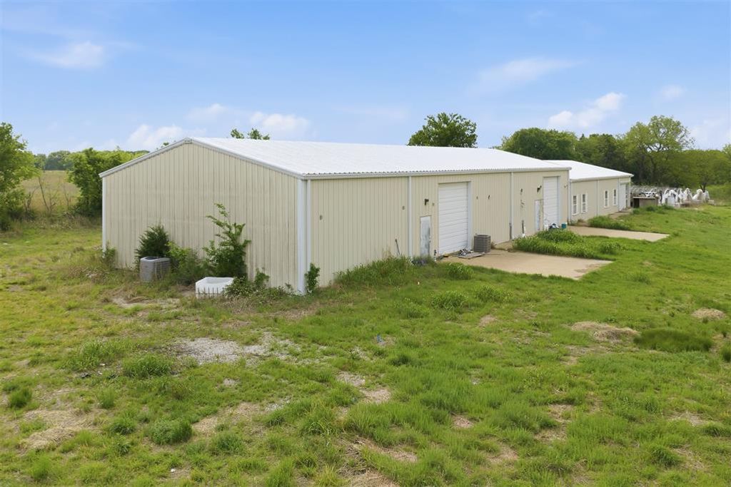 Image 12 of property listing at 9721 Red Gate Ranch Road, Wynnewood, OK 73098