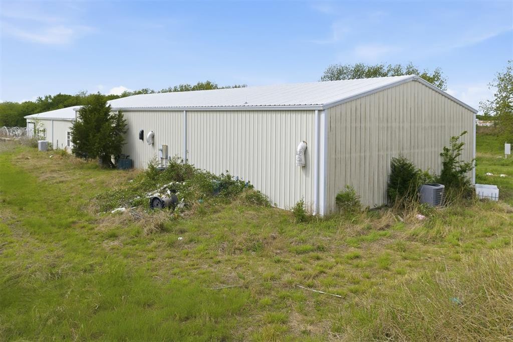 Image 13 of property listing at 9721 Red Gate Ranch Road, Wynnewood, OK 73098