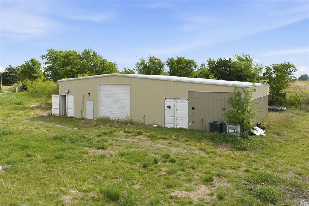 Image 14 of property listing at 9721 Red Gate Ranch Road, Wynnewood, OK 73098