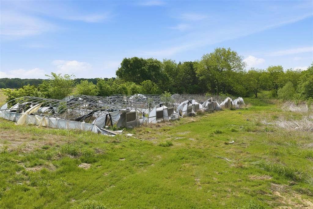 Image 16 of property listing at 9721 Red Gate Ranch Road, Wynnewood, OK 73098