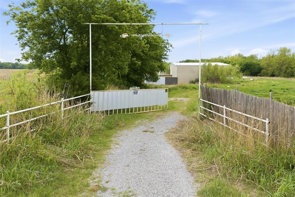 Image 20 of property listing at 9721 Red Gate Ranch Road, Wynnewood, OK 73098