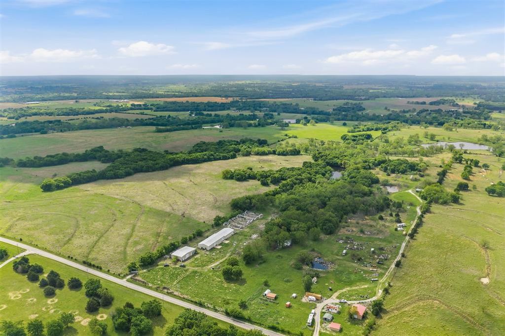 Image 3 of property listing at 9721 Red Gate Ranch Road, Wynnewood, OK 73098