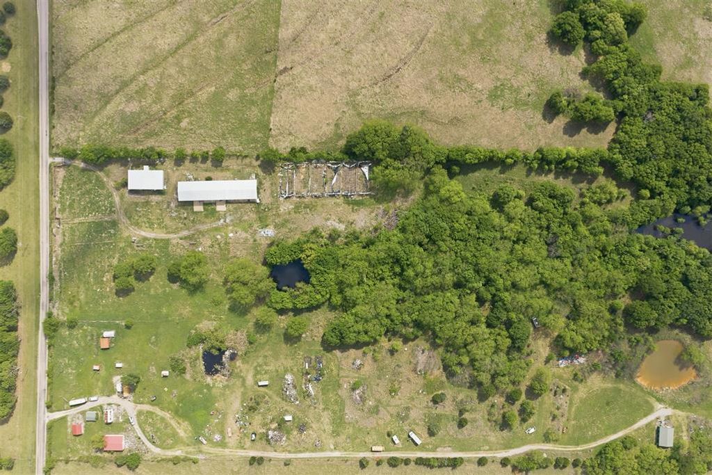 Image 21 of property listing at 9721 Red Gate Ranch Road, Wynnewood, OK 73098