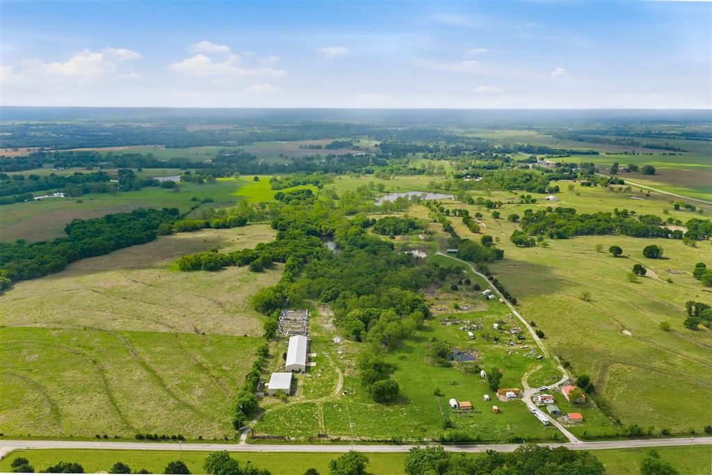 Image 4 of property listing at 9721 Red Gate Ranch Road, Wynnewood, OK 73098