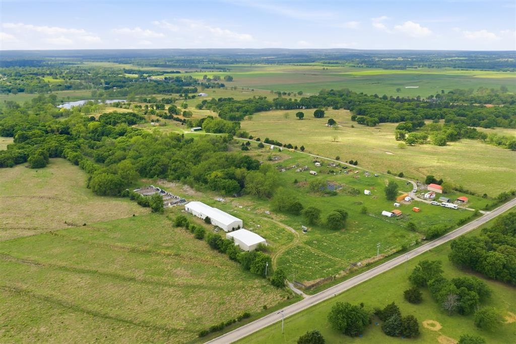 Image 5 of property listing at 9721 Red Gate Ranch Road, Wynnewood, OK 73098