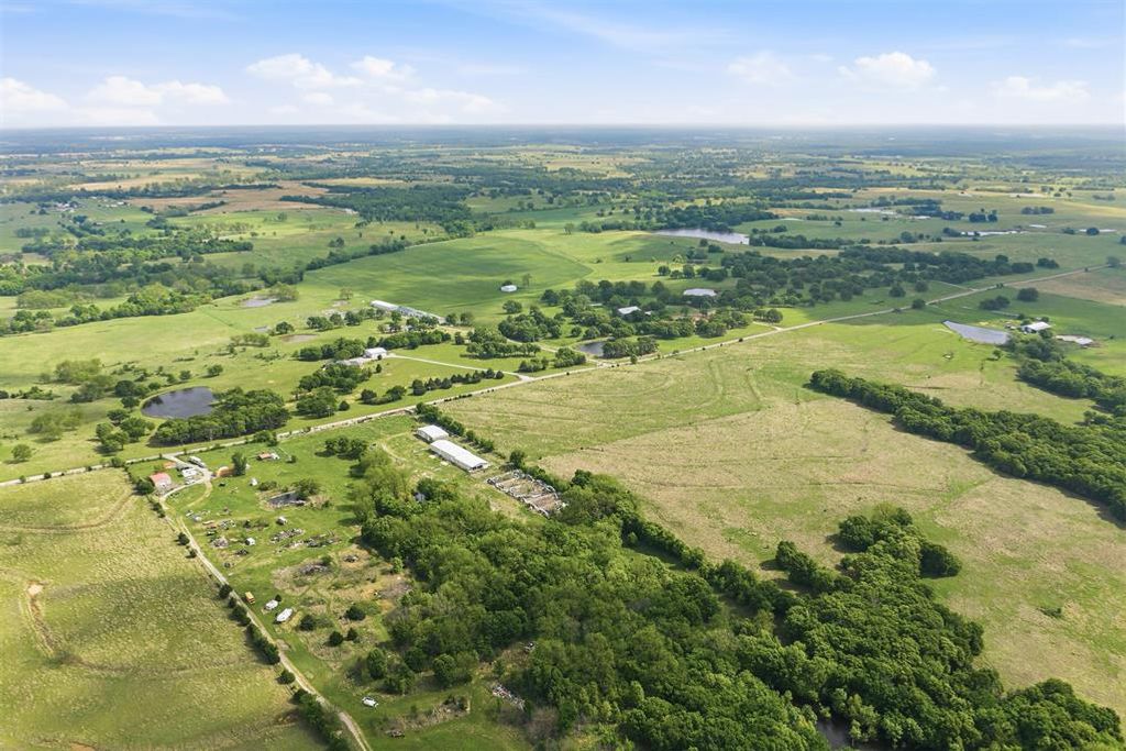 Image 7 of property listing at 9721 Red Gate Ranch Road, Wynnewood, OK 73098