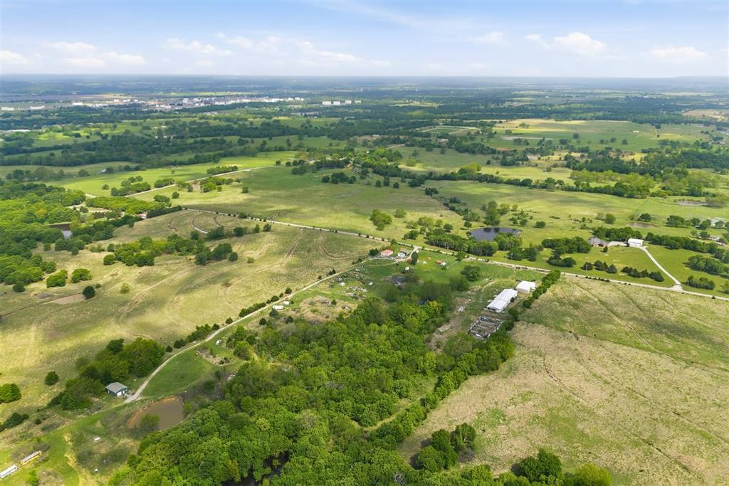 Image 8 of property listing at 9721 Red Gate Ranch Road, Wynnewood, OK 73098