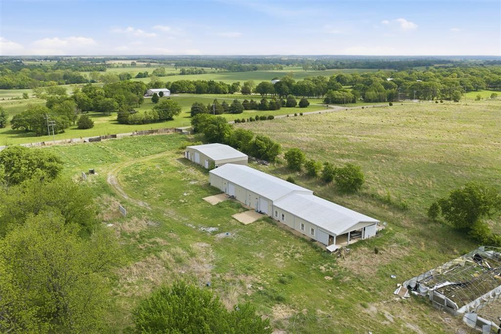 Image 9 of property listing at 9721 Red Gate Ranch Road, Wynnewood, OK 73098