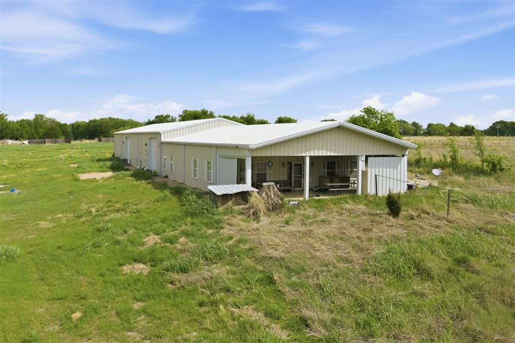 Image 10 of property listing at 9721 Red Gate Ranch Road, Wynnewood, OK 73098