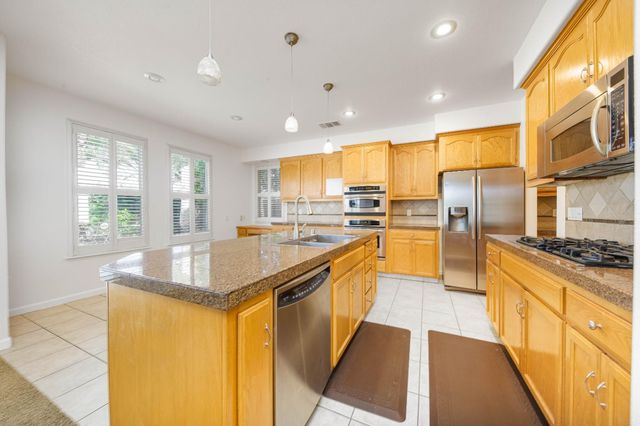1705 Avignon Ln, Modesto, CA 95356