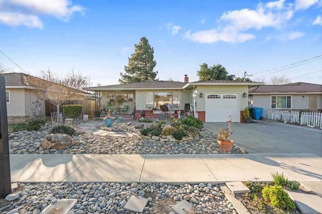 Image 2 of property listing at 1234 Suiter Street, Hollister, CA 95023