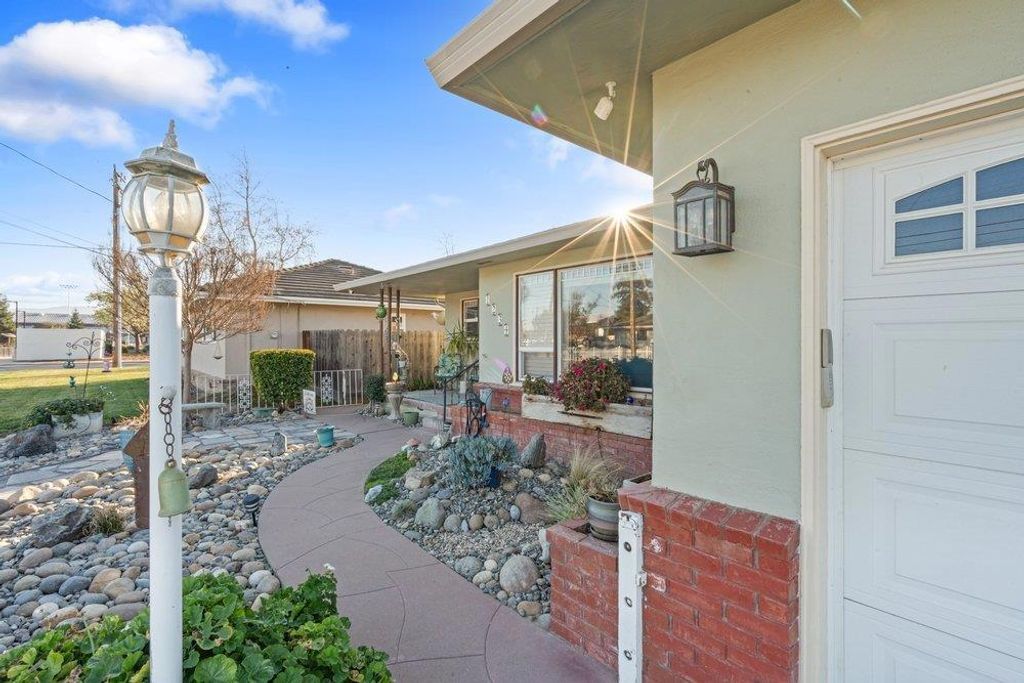 Image 5 of property listing at 1234 Suiter Street, Hollister, CA 95023