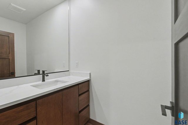 825 N Sylvan Dr Drive, Sioux Falls, SD 57110