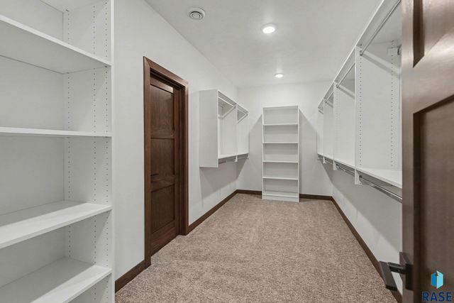 825 N Sylvan Dr Drive, Sioux Falls, SD 57110