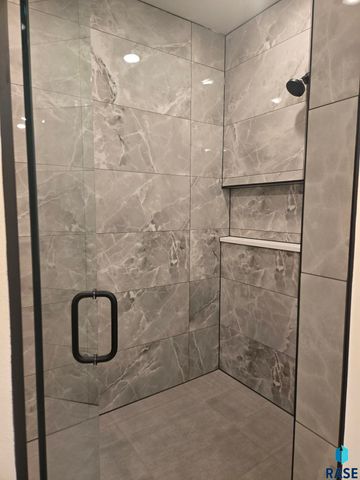 825 N Sylvan Dr Drive, Sioux Falls, SD 57110