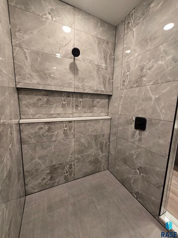 825 N Sylvan Dr Drive, Sioux Falls, SD 57110