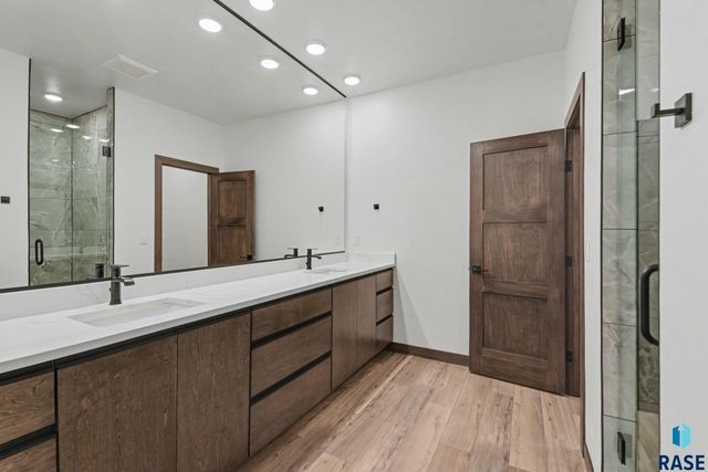 825 N Sylvan Dr Drive, Sioux Falls, SD 57110