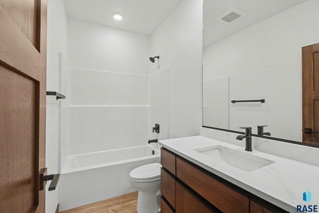 825 N Sylvan Dr Drive, Sioux Falls, SD 57110