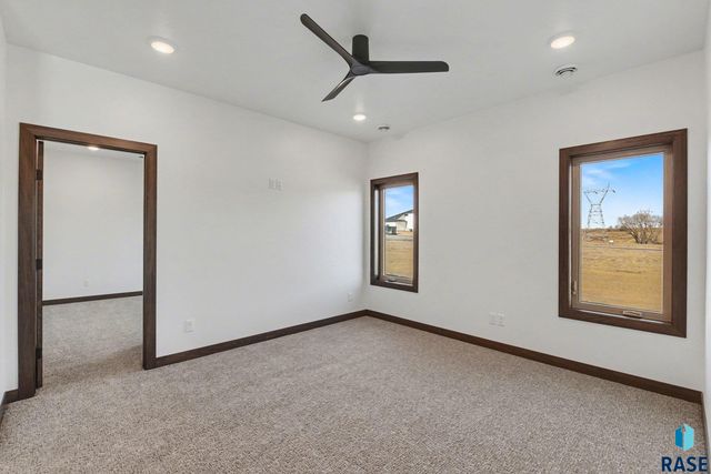 825 N Sylvan Dr Drive, Sioux Falls, SD 57110