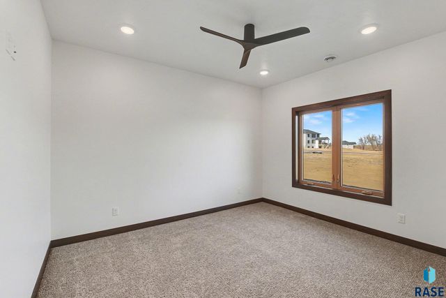 825 N Sylvan Dr Drive, Sioux Falls, SD 57110