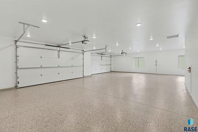 825 N Sylvan Dr Drive, Sioux Falls, SD 57110