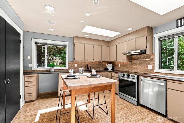 9375 NE Eric Avenue, Bainbridge Island, WA 98110