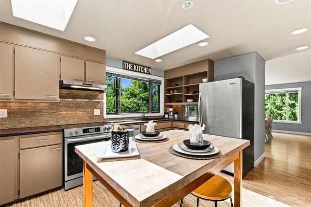 9375 NE Eric Avenue, Bainbridge Island, WA 98110