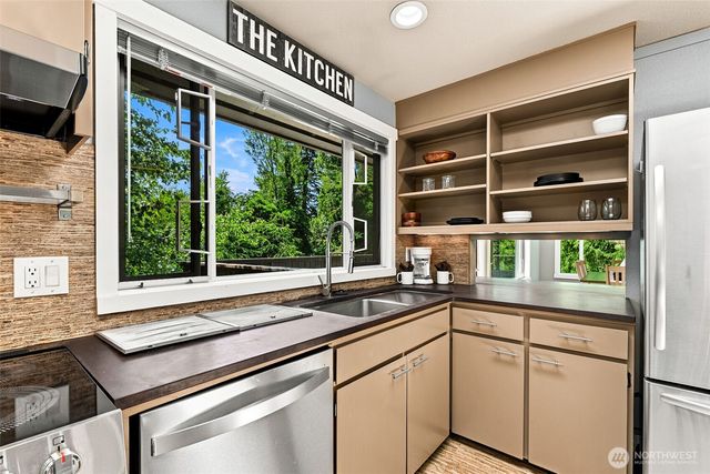 9375 NE Eric Avenue, Bainbridge Island, WA 98110