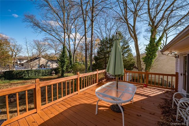 5 Fiore Court, Saint James, NY 11780