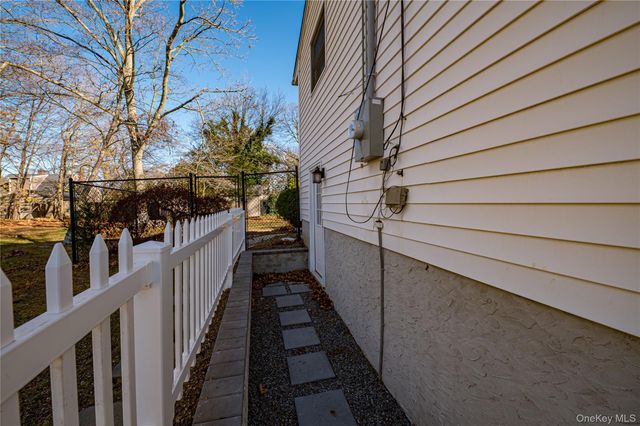 5 Fiore Court, Saint James, NY 11780