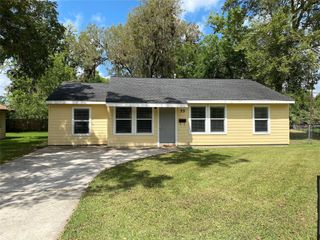 55 Elm Court, Lake Jackson, TX 77566