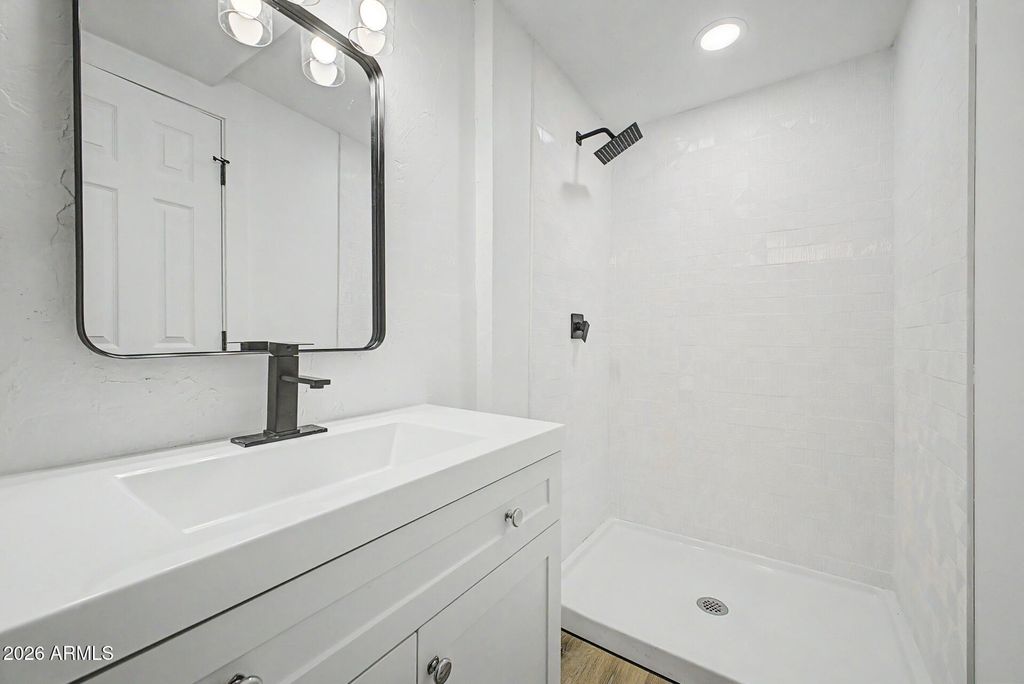 Image 12 of property listing at 2912 E MONROE Street E, Phoenix, AZ 85034