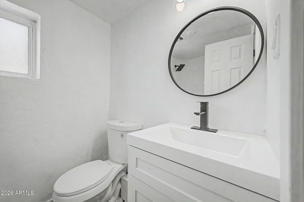 Image 15 of property listing at 2912 E MONROE Street E, Phoenix, AZ 85034