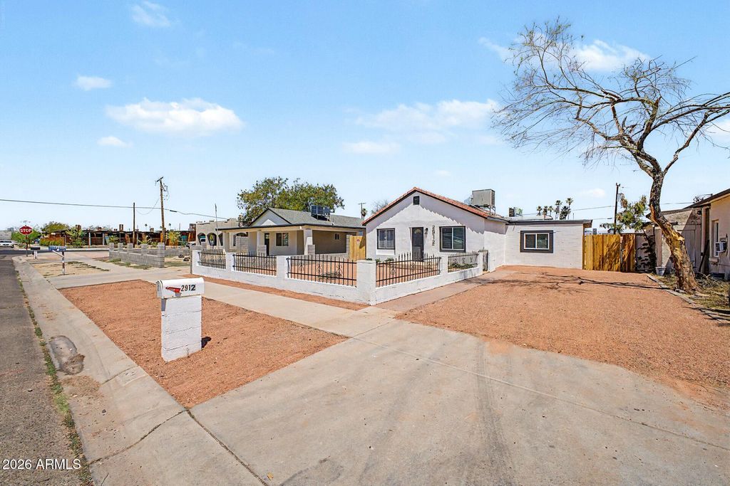 Image 2 of property listing at 2912 E MONROE Street E, Phoenix, AZ 85034