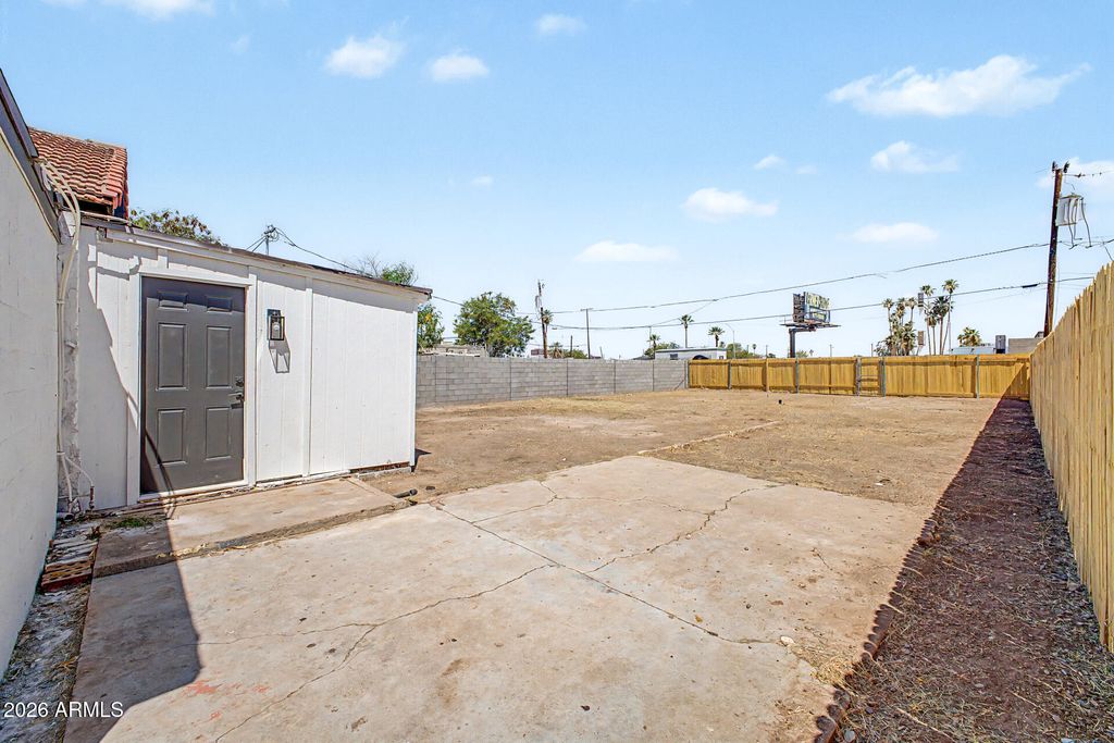Image 20 of property listing at 2912 E MONROE Street E, Phoenix, AZ 85034