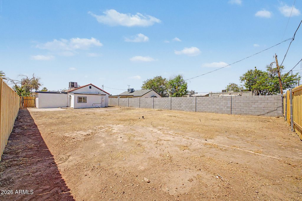Image 21 of property listing at 2912 E MONROE Street E, Phoenix, AZ 85034