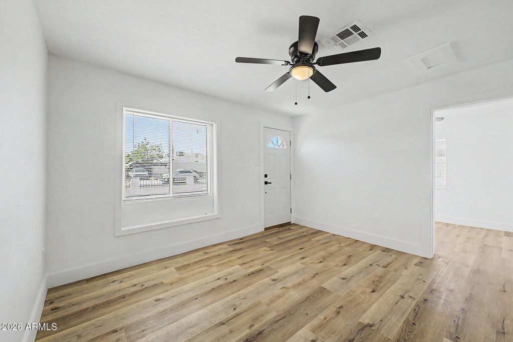 Image 4 of property listing at 2912 E MONROE Street E, Phoenix, AZ 85034