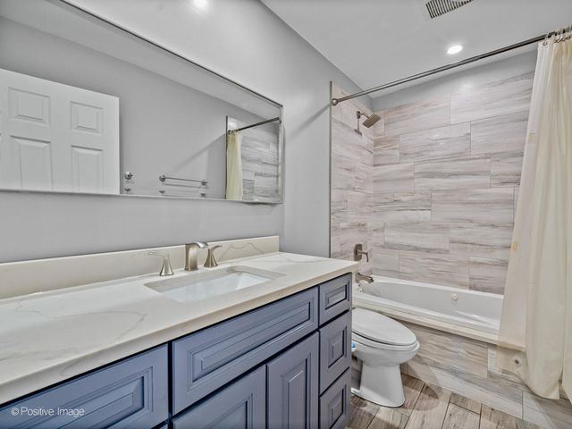 1039 Deerfield Place 1039, Highland Park, IL 60035