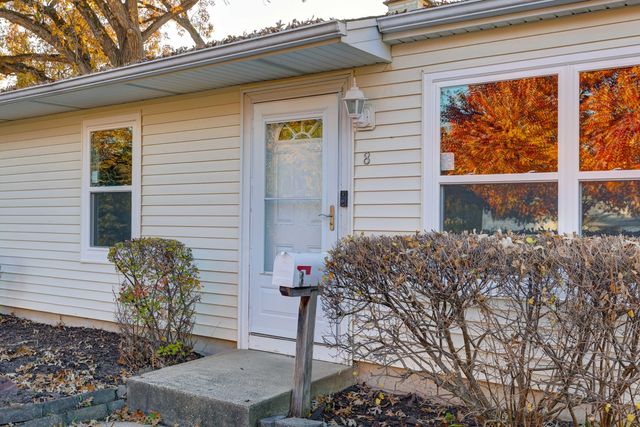 8 Timber Trail, Streamwood, IL 60107