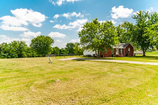 1197 Harve Brown Rd, Bethpage, TN 37022