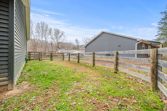 250 Geneva Avenue, Irvine, KY 40336