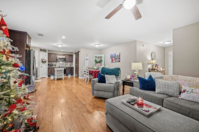 250 Geneva Avenue, Irvine, KY 40336