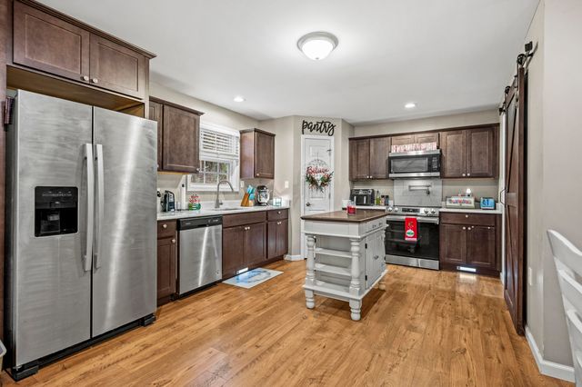 250 Geneva Avenue, Irvine, KY 40336